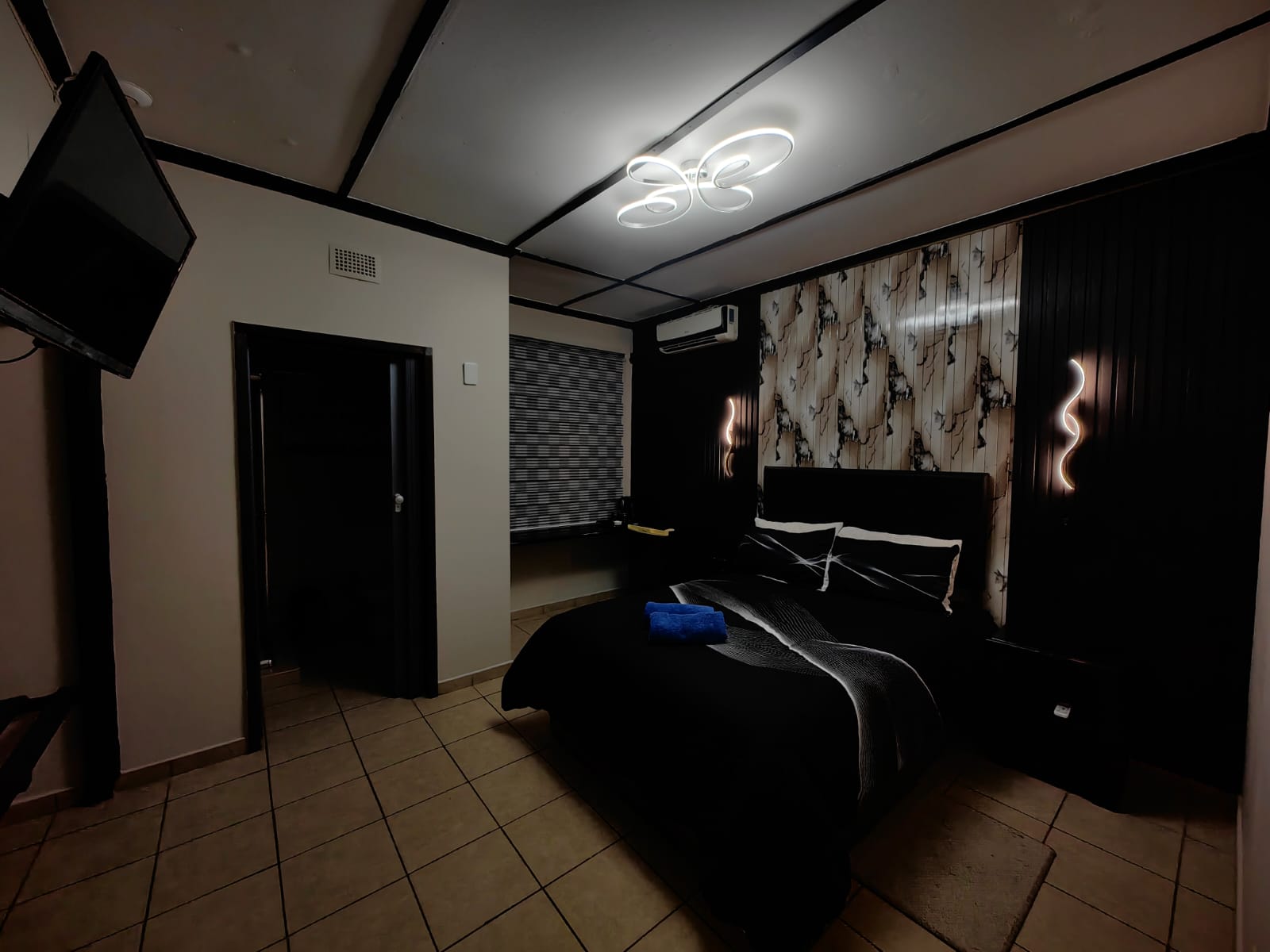 Lazy Daisy Lodge room 1